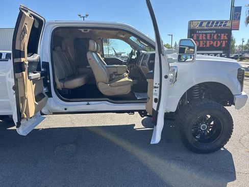 Used 2017 Ford F250 Lariat w/ Lariat Value Package image 11