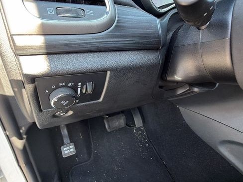 Used 2020 Jeep Grand Cherokee Laredo RWD image 25