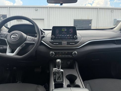 Used 2025 Nissan Altima 2.5 SV FWD image 17
