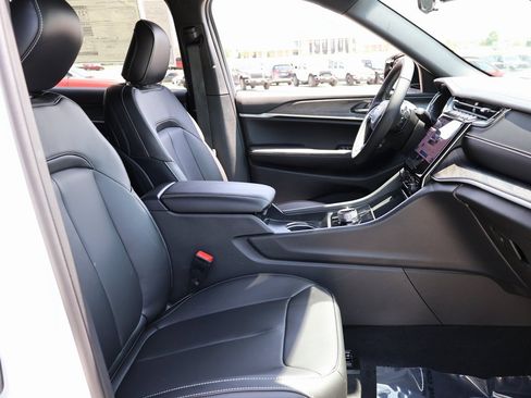 New 2025 Jeep Grand Cherokee L Limited w/ Black Appearance Package image 9