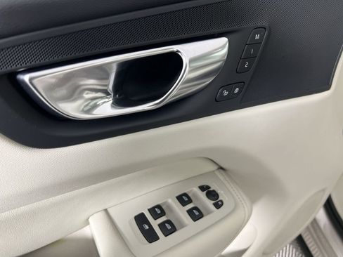 Certified 2025 Volvo XC60 B5 Core image 17