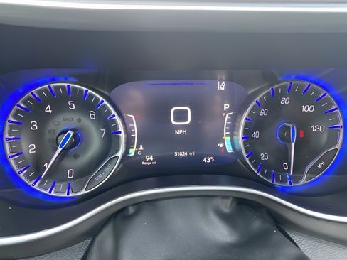 Used 2025 Chrysler Pacifica Select image 40