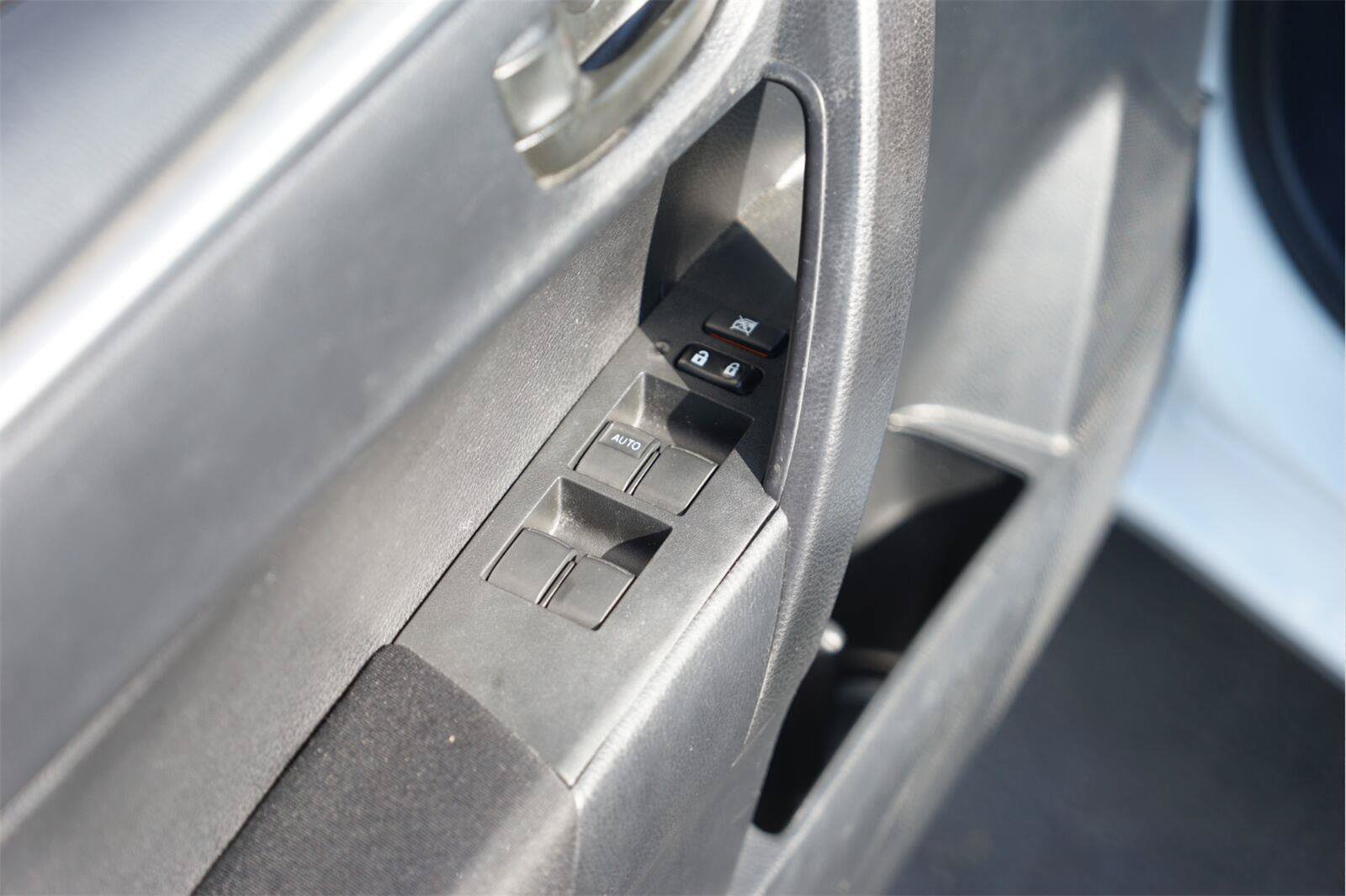 Used 2015 Toyota Corolla L FWD image 29