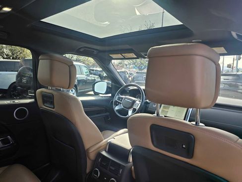 Used 2023 Land Rover Discovery Metropolitan Edition image 15