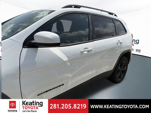 Used 2018 Jeep Cherokee Latitude w/ Altitude Package FWD image 6
