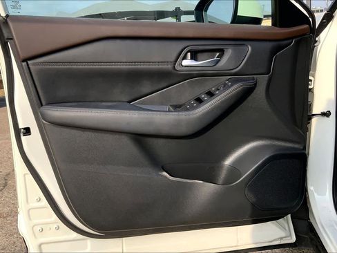 Used 2023 Nissan Rogue SV w/ SV Premium B Package image 21