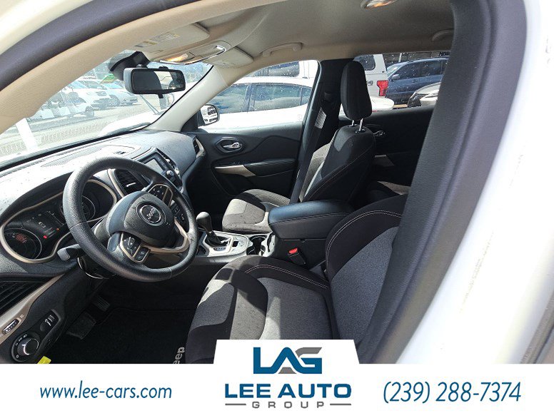Used 2017 Jeep Cherokee Sport FWD image 3
