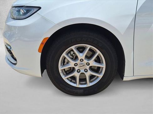 Used 2023 Chrysler Pacifica Touring-L FWD image 20