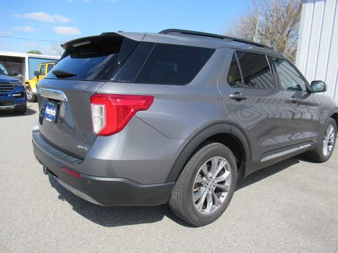 Used 2022 Ford Explorer XLT w/ Equipment Group 202A image 5