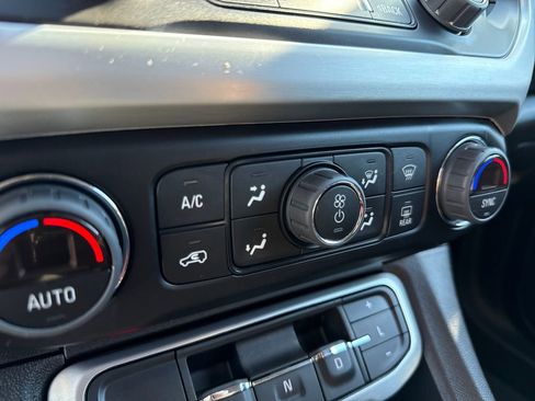 Used 2023 GMC Acadia SLE w/ Driver Convenience Package image 10