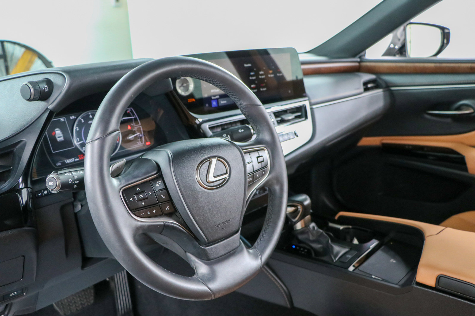 Used 2024 Lexus ES 350 w/ Premium Package FWD image 23