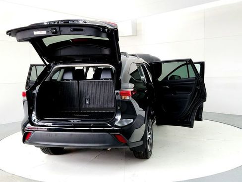 Used 2023 Toyota Highlander XLE AWD/4WD image 11