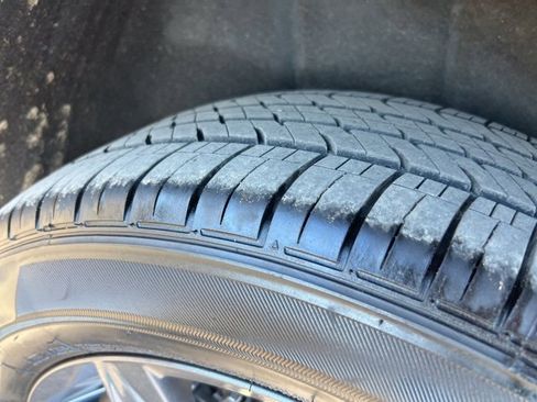 Used 2022 Volkswagen Tiguan SE w/ Panoramic Sunroof Package image 23