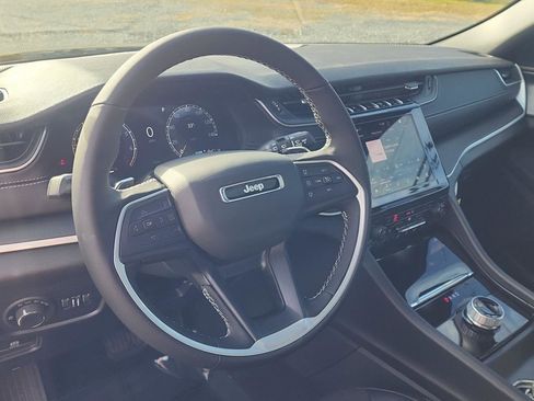 New 2025 Jeep Grand Cherokee Altitude image 10