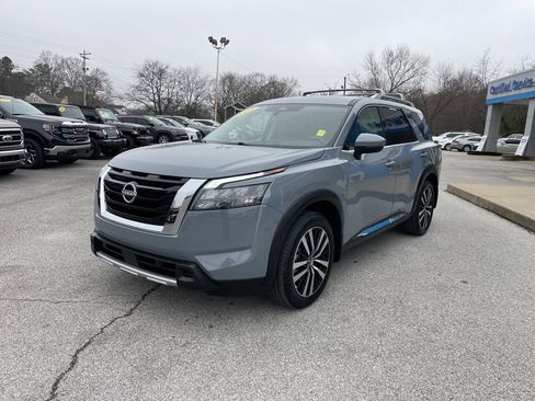 Used 2025 Nissan Pathfinder Platinum w/ Cargo Package image 3