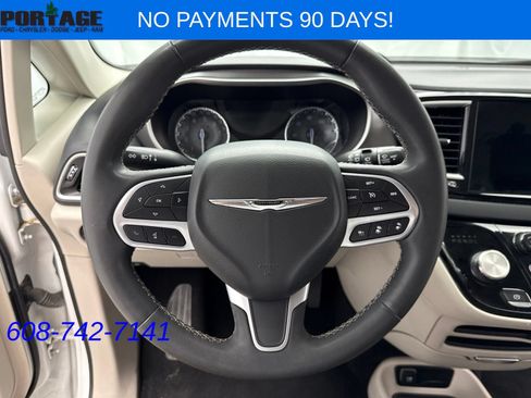 Used 2023 Chrysler Pacifica Touring-L FWD image 15