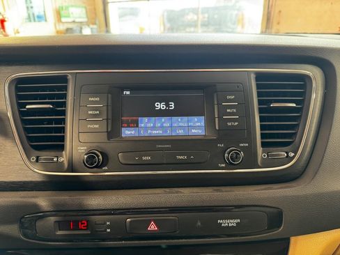 Used 2018 Kia Sedona LX image 23