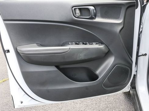 Certified 2025 Hyundai Venue Limited FWD image 27