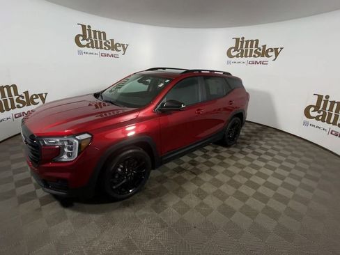 Used 2023 GMC Terrain SLE w/ Driver Convenience Package image 4