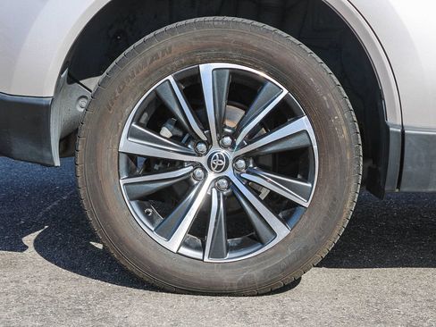 Used 2022 Toyota Venza LE AWD/4WD image 8