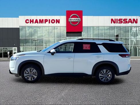 Used 2025 Nissan Pathfinder SV image 4