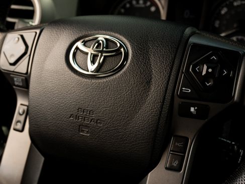 Used 2020 Toyota Tacoma TRD Sport w/ Technology Package AWD/4WD image 29