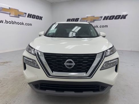Used 2023 Nissan Rogue SV image 2