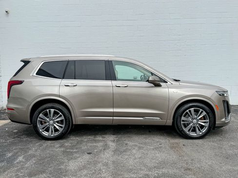 Certified 2022 Cadillac XT6 Premium Luxury AWD/4WD image 4