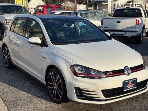 Used 2017 Volkswagen GTI SE image 3