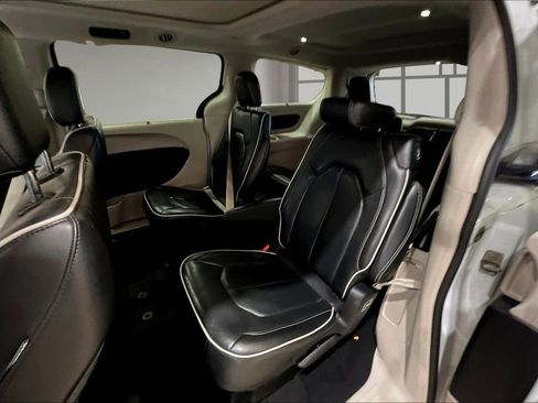 Used 2022 Chrysler Pacifica Limited image 25