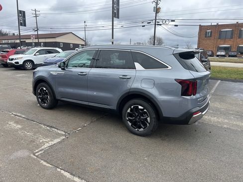 Certified 2025 Kia Sorento S image 4
