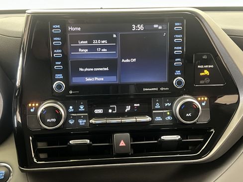 Used 2022 Toyota Highlander XLE AWD/4WD image 19