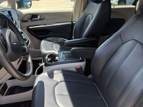 Used 2024 Chrysler Pacifica Touring-L FWD image 6