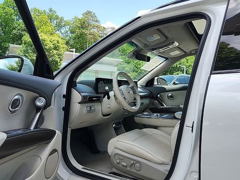 Used 2024 Genesis GV60 Advanced AWD/4WD image 5