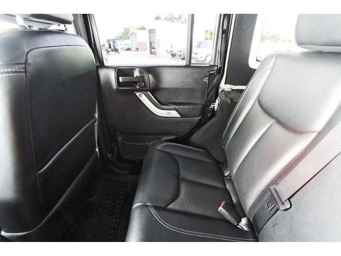 Used 2017 Jeep Wrangler Unlimited Rubicon w/ Connectivity Group AWD/4WD image 13