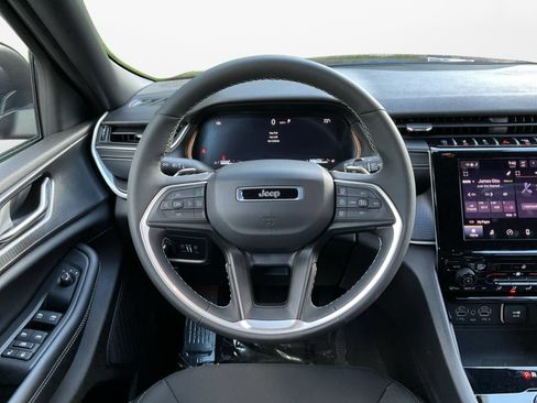 Used 2025 Jeep Grand Cherokee Laredo w/ Luxury Tech Group I AWD/4WD image 12