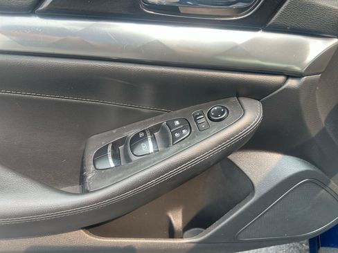 Used 2018 Nissan Maxima SR FWD image 16