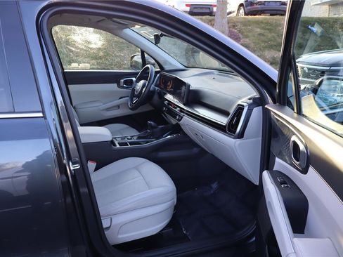 Certified 2025 Kia Sorento S image 28