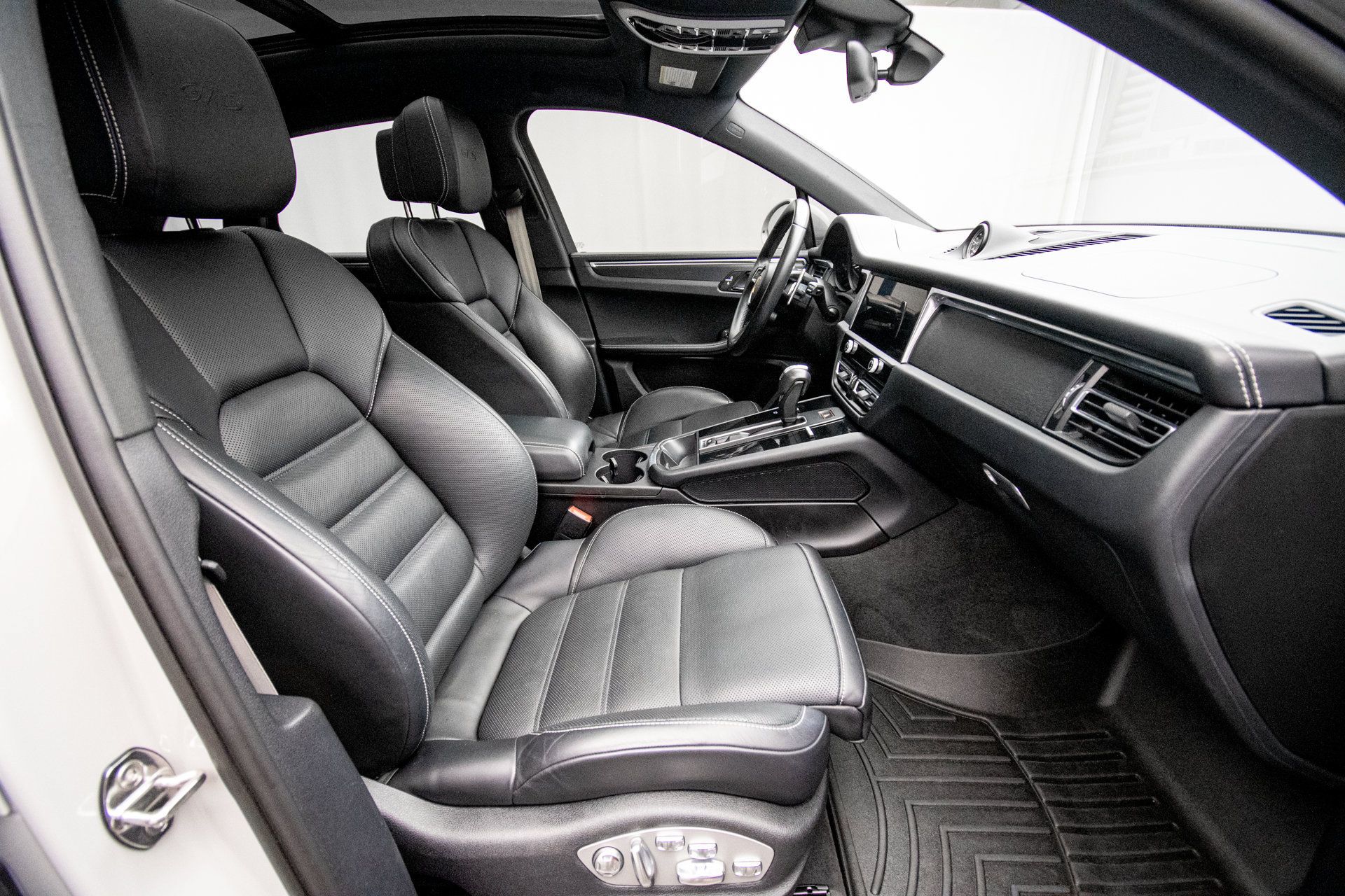 Used 2023 Porsche Macan GTS w/ Premium Package Plus AWD/4WD image 16