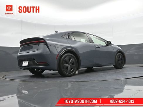 Used 2025 Toyota Prius LE FWD image 38
