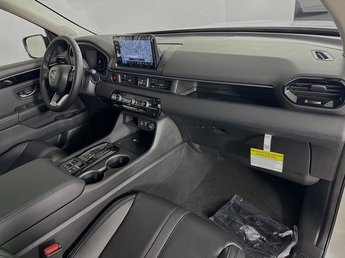 New 2025 Honda Pilot Touring image 38
