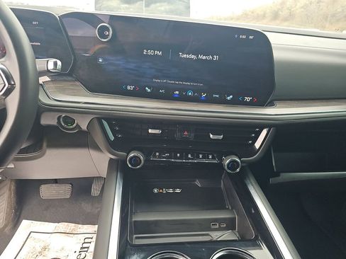 Used 2025 Chevrolet Suburban LT image 6