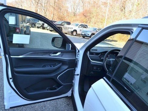 New 2025 Jeep Grand Cherokee Limited w/ Luxury Tech Group II image 12