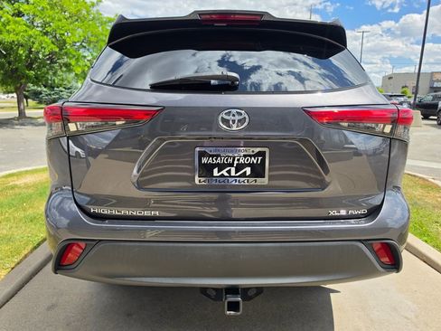 Used 2020 Toyota Highlander XLE AWD/4WD image 6