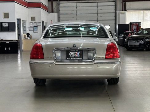 Used 2004 Lincoln Town Car Executive image 3