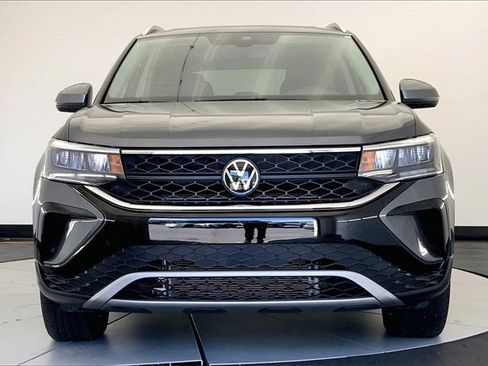 Used 2024 Volkswagen Taos SE image 3