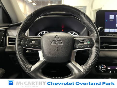 Used 2023 Mitsubishi Outlander SE Black Edition FWD image 12