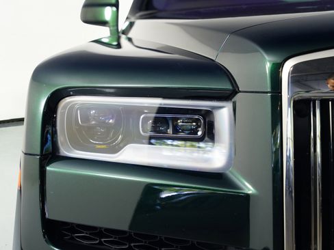 Used 2023 Rolls-Royce Cullinan w/ Cullinan Package image 26