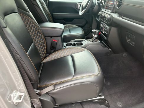 Used 2023 Jeep Gladiator Overland AWD/4WD image 13