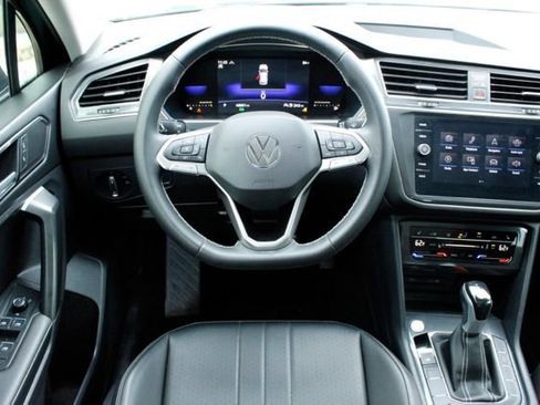 Used 2023 Volkswagen Tiguan SE w/ Panoramic Sunroof Package AWD/4WD image 18
